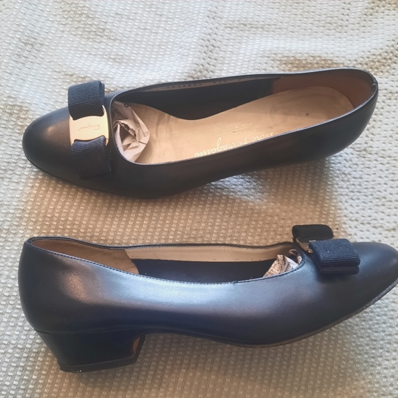 Salvatore Ferragamo Shoes - VINTAGE SALVATORE FERRAGAMO NAVY BOW PUMPS